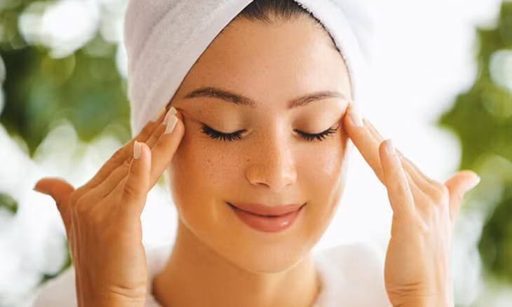 Vận động cơ mắt: Đây là cách xóa nếp nhăn vùng mắt tại nhà không cần sử dụng tay mà chủ yếu nhờ vào các cơ mắt. Bắt đầu bài tập bằng cách thả lỏng cơ thể, nhịp thở ổn định. Sau đó, di chuyển mắt liên tục sang trái rồi lại sang chiều ngược lại. Liếc mắt theo chiều từ dưới lên trên, từ trên xuống dưới. Mỗi động tác thực hiện liên tục khoảng 10 lần. Bài tập này sẽ giúp cơ mắt hoạt động căng giãn xóa mờ dần những nếp nhăn đuôi mắt. Ảnh Internet Vận động cơ mắt: Đây là cách xóa nếp nhăn vùng mắt tại nhà không cần sử dụng tay mà chủ yếu nhờ vào các cơ mắt. Bắt đầu bài tập bằng cách thả lỏng cơ thể, nhịp thở ổn định. Sau đó, di chuyển mắt liên tục sang trái rồi lại sang chiều ngược lại. Liếc mắt theo chiều từ dưới lên trên, từ trên xuống dưới. Mỗi động tác thực hiện liên tục khoảng 10 lần. Bài tập này sẽ giúp cơ mắt hoạt động căng giãn xóa mờ dần những nếp nhăn đuôi mắt. Ảnh Internet