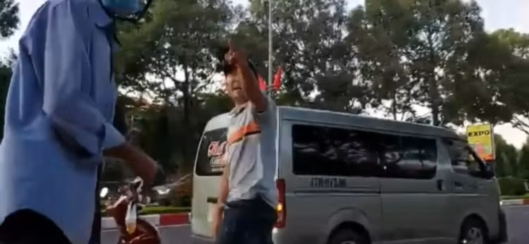 Đối tượng đánh và đe dọa phóng viên ở Đắk Lắk. Đối tượng đánh và đe dọa phóng viên ở Đắk Lắk.