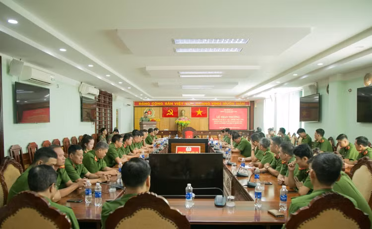 Toàn cảnh buổi lễ trao thưởng đột xuất cho 2 đơn vị phá án nhanh trong vụ cướp tài sản nhà Chủ tịch Huyện. Toàn cảnh buổi lễ trao thưởng đột xuất cho 2 đơn vị phá án nhanh trong vụ cướp tài sản nhà Chủ tịch Huyện.