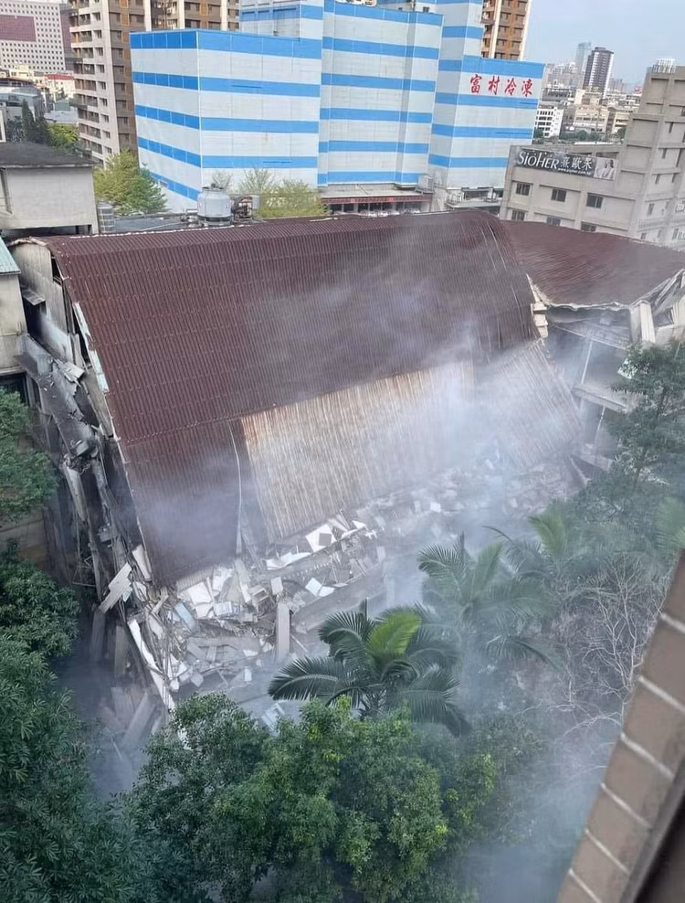Tòa nhà bị hư hại, đổ sập sau trận động đất. Ảnh Quang Việt