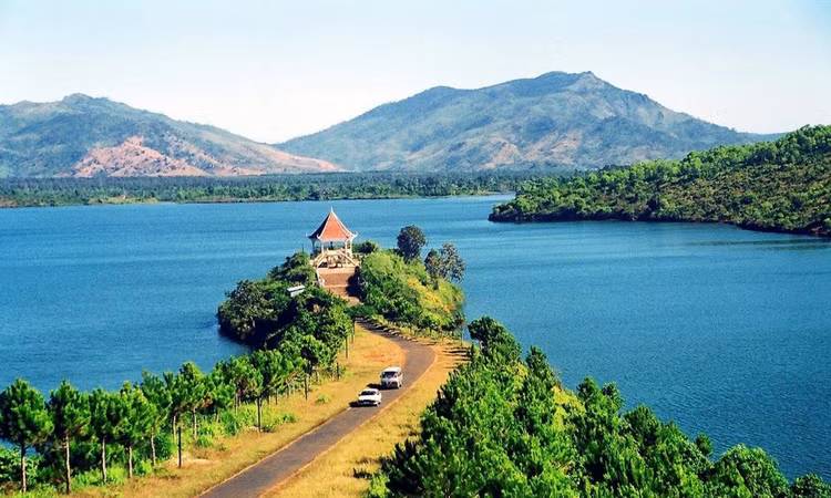 Con đường xuống Biển Hồ uốn lượn đẹp như tranh vẽ, hai bên ngút ngàn thông xanh mát mắt. Nơi cuối đường là các bậc tam cấp bằng đá dẫn khách tham quan chiêm ngưỡng sự thơ mộng của Biển Hồ. Nơi đây trước kia là đài vọng để du khách ngắm Biển Hồ. Con đường xuống Biển Hồ uốn lượn đẹp như tranh vẽ, hai bên ngút ngàn thông xanh mát mắt. Nơi cuối đường là các bậc tam cấp bằng đá dẫn khách tham quan chiêm ngưỡng sự thơ mộng của Biển Hồ. Nơi đây trước kia là đài vọng để du khách ngắm Biển Hồ.