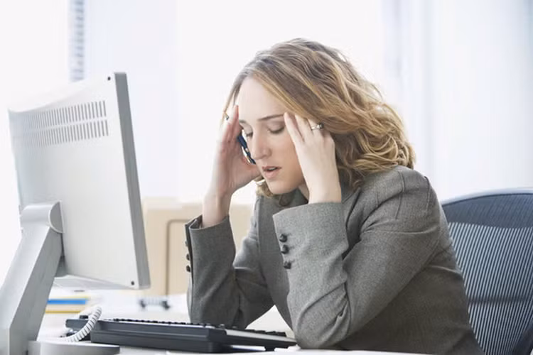 Xoa dịu cơn đau đầu do căng thẳng bằng 8 cách đơn giản. Ảnh minh họa