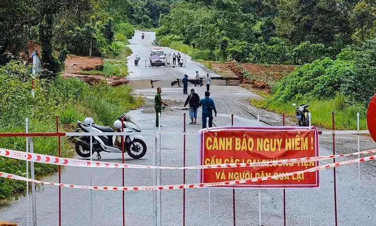 Mưa lớn đã làm nhiều đường thuộc địa phận Tp Bảo Lộc hư hỏng nặng.