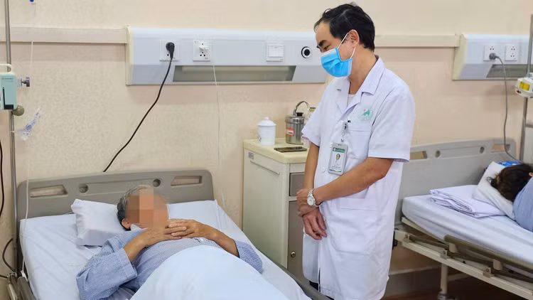 Bác sĩ hỏi thăm tình trạng bệnh nhân. Ảnh: BVCC Bác sĩ hỏi thăm tình trạng bệnh nhân. Ảnh: BVCC