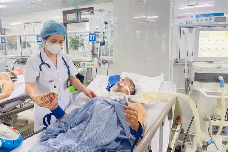 Bị rắn cạp nia cắn khi đang ngủ, 2 người nguy kịch ảnh 1