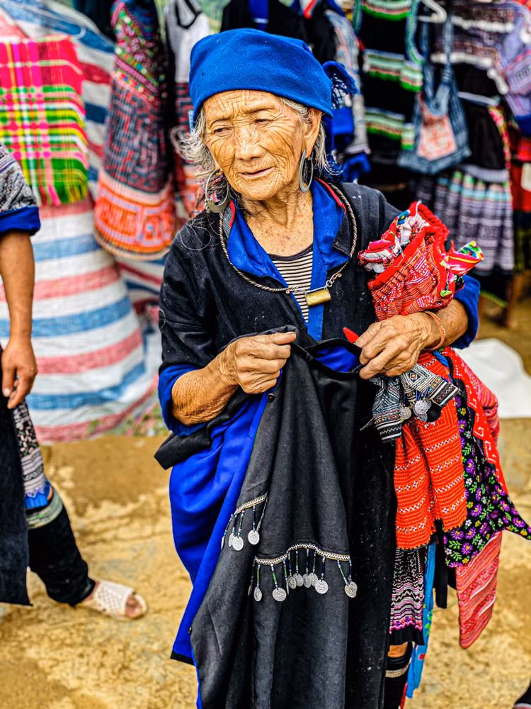 Đến chợ phiên có thể thấy được sự đa dạng sắc màu trong văn hóa của đồng bào chân chất nơi núi rừng. Chợ phiên đã trở thành nét đẹp đại diện cho vùng đất núi rừng giữa mây trời. Ảnh: Truong Pham