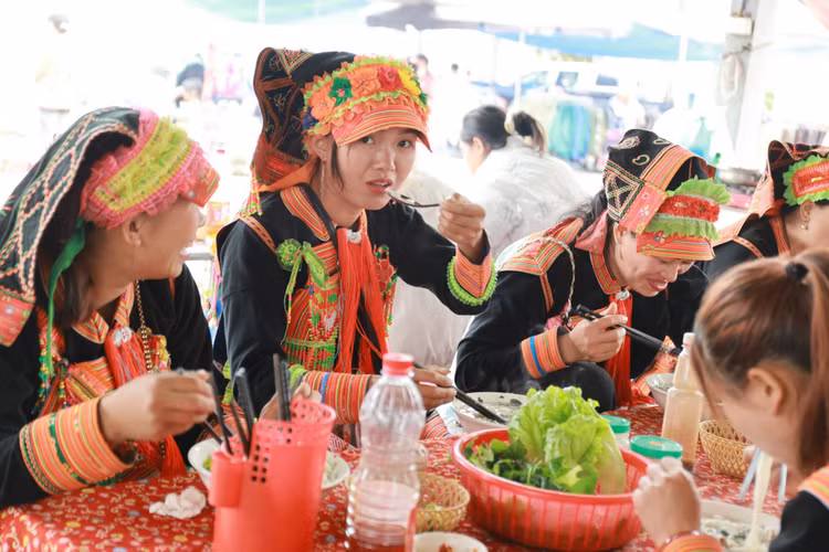 Đến chợ phiên, nô nức nhất vẫn là các hàng ăn uống luôn tấp nập thực khách ghé thăm. Mùi thơm nức mũi của những món ăn dân dã đậm chất vùng cao nghi ngút khói càng thêm ấm giữa trời sương giá rét. Nơi đây bày bán những đặc sản vô cùng nổi tiếng, nằm trong khu ẩm thực rất rộng, thu hút không chỉ người bản địa mà cả du khách bởi mang đậm phong vị nguyên bản không đâu sánh bằng. Ảnh: Truong Pham