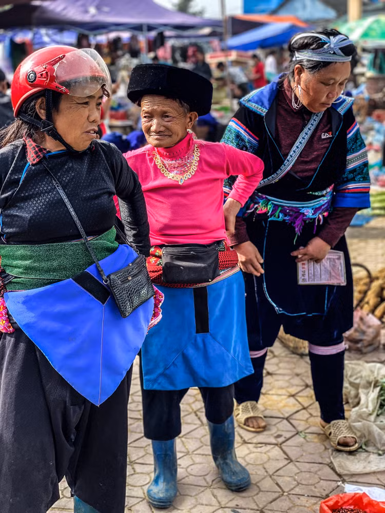 Để đi chợ phiên, người dân phải dậy từ lúc trời còn tối. Họ đến chợ với hành lý đơn sơ là chiếc gùi đựng vài cân gạo, mớ rau hay nải chuối…; là chiếc bao tải nhỏ đựng vài lưỡi cuốc, con dao, liềm, xẻng, kiềng bếp… hay dắt theo vài con bò, ngựa, mang theo vài con lợn, gà, ngan… Những sản phẩm ấy là kết tinh của sự lao động cần cù, cũng là những sản vật đặc trưng do bà con các dân tộc làm ra. Ảnh: Truong Pham