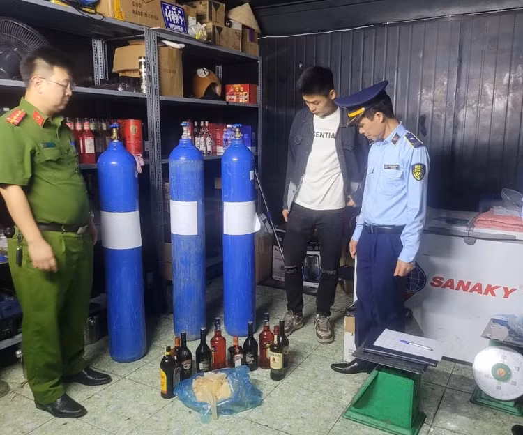 Lực lượng QLTT đã phát hiện và tạm giữ 70 bình khí N2O tại Thành phố Cẩm Phả. Ảnh Tổng cục quản lý thị trường Lực lượng QLTT đã phát hiện và tạm giữ 70 bình khí N2O tại Thành phố Cẩm Phả. Ảnh Tổng cục quản lý thị trường