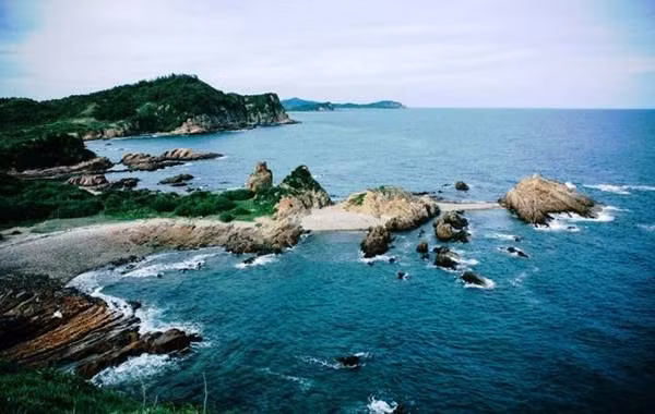 Đảo Ngọc Vừng - Hòn đảo đặc biệt giữa lòng Quảng Ninh. Ảnh ivivu