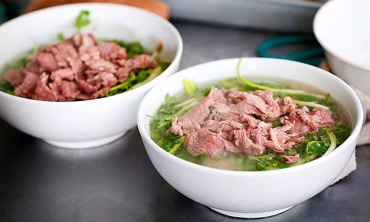 Thịt bò tái hay các món ăn tái, nhúng là nguyên nhân chính khiến các loại sán xâm nhập vào cơ thể người. Ảnh minh họa