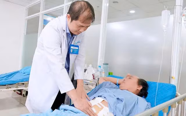Bác sĩ thăm khám cho bệnh nhân sau phẫu thuật. Ảnh BVCC Bác sĩ thăm khám cho bệnh nhân sau phẫu thuật. Ảnh BVCC