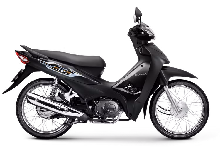 Wave Alpha được trang bị khối động cơ dung tích 110 phân khối - loại động cơ xy-lanh đơn, SOHC, 4 thì, làm mát bằng gió, sản sinh công suất tối đa 6,12kW tại 7.500 vòng/phút và hộp số 4 cấp. Xe sở hữu các kích thước Dài x Rộng x Cao lần lượt là 1.914 mm x 688 mm x 1.075 mm, chiều cao yên ở mức 769 mm và chiều dài trục cơ sở là 1.224 mm. Ảnh Honda