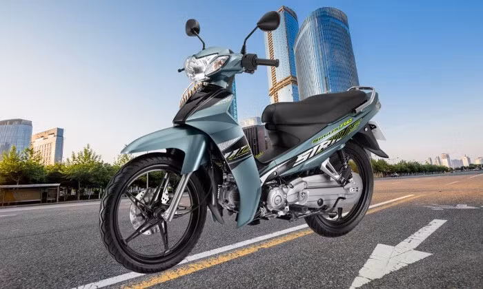 Yamaha Sirius mang trên mình nhiều chi tiết bo tròn so với bản tiền nhiệm nhưng vẫn có những đường gân tạo cảm giác mạnh mẽ, khỏe khoắn. Yếm xe đã có sự điều chỉnh, không còn góc cạnh như trước mà đã trở nên mềm mại hơn. Sirius sở hữu khung ống thép, hệ thống phanh trước dạng đĩa và phanh tang trống ở phía sau. Kích thước mâm và lốp trước/sau lần lượt là 70/90-17 và 80/90-17.