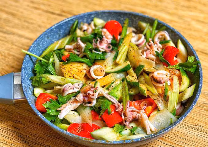 Giảm cholesterol máu: Các capsaicin trong ớt chuông có nhiều lợi ích sức khỏe. Nghiên cứu cho thấy rằng nó làm giảm cholesterol LDL "xấu", kiểm soát bệnh đái tháo đường, giảm đau và giúp giảm bớt tình trạng viêm. Ớt chuông cung cấp 3 g chất xơ mỗi cốc, có thể giúp điều chỉnh tiêu hóa và nồng độ cholesterol. Ảnh minh họa Giảm cholesterol máu: Các capsaicin trong ớt chuông có nhiều lợi ích sức khỏe. Nghiên cứu cho thấy rằng nó làm giảm cholesterol LDL "xấu", kiểm soát bệnh đái tháo đường, giảm đau và giúp giảm bớt tình trạng viêm. Ớt chuông cung cấp 3 g chất xơ mỗi cốc, có thể giúp điều chỉnh tiêu hóa và nồng độ cholesterol. Ảnh minh họa
