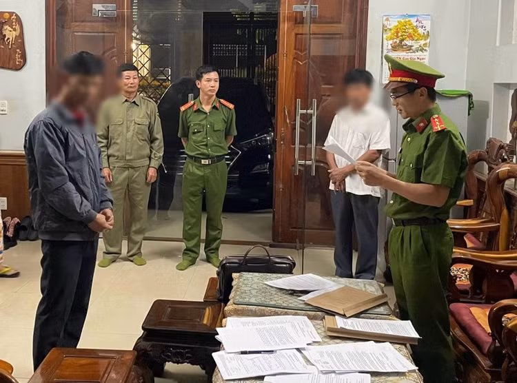 Ông Đặng Bá Hiệp (mặc áo khoác, nguyên Trưởng phòng Giáo dục và đào tạo huyện Đắk R'lấp) bị khởi tố.