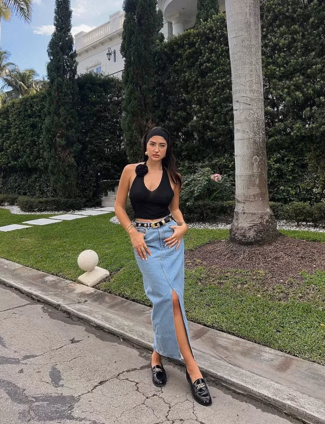 Chân váy denim dáng dài là item phù hợp trong mùa thu, đông, xuân vì vẻ ngoài cá tính nhưng vẫn thanh lịch. Với dạng váy xẻ bạn hoàn toàn thoải mái di chuyển mà lại không sợ lộ khuyết điểm.Có thiết kết hợp chân váy này với rất nhiều kiểu áo từ hai dây, áo phông tới sơ mi.
