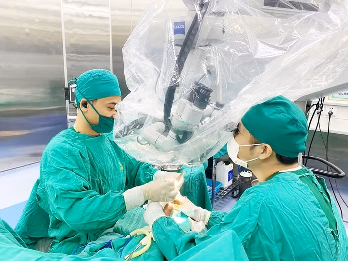 Ekip phẫu thuật điều trị cho bệnh nhân Ảnh BVCC Ekip phẫu thuật điều trị cho bệnh nhân Ảnh BVCC