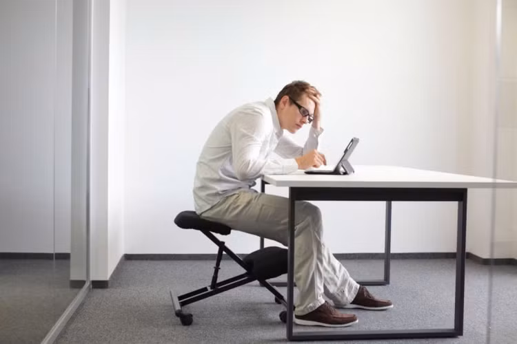 Ngồi nhiều: Ngồi nhiều, ít vận động không chỉ thủ phạm gây ra các bệnh như béo phì, tim ,mạch, tiểu đường… mà còn là nguyên nhân chính gây suy giảm khả năng yêu Đối với nữ giới, ngồi nhiều, nhất là tư thế ngồi vắt chéo chân trong thời gian có thể gây trì trệ quá trình lưu thông máu phần dưới cơ thể, từ đó ảnh hưởng nghiêm trọng đến cổ tử cung. Ngoài ra, khi vắt chéo chân, môi trường vùng kín luôn bị bức bí, ngột ngạt càng làm tăng nguy cơ viêm nhiễm. Nam giới ngồi nhiều sẽ ảnh hưởng đến sức khỏe của “cậu nhỏ” bởi khi ngồi lâu, bộ phận sinh dục bị chèn ép gây thiếu máu, ảnh hưởng đến sự tuần hoàn máu tại dương vật. Đặc biệt, những người đàn ông thường xuyên mặc quần bó, khi ngồi nhiều có thể khiến dương vật bị ép và nhiệt độ vùng này nóng lên có thể gây ảnh hưởng xấu tới chất lượng của “tinh binh”. Ngồi nhiều: Ngồi nhiều, ít vận động không chỉ thủ phạm gây ra các bệnh như béo phì, tim ,mạch, tiểu đường… mà còn là nguyên nhân chính gây suy giảm khả năng yêu Đối với nữ giới, ngồi nhiều, nhất là tư thế ngồi vắt chéo chân trong thời gian có thể gây trì trệ quá trình lưu thông máu phần dưới cơ thể, từ đó ảnh hưởng nghiêm trọng đến cổ tử cung. Ngoài ra, khi vắt chéo chân, môi trường vùng kín luôn bị bức bí, ngột ngạt càng làm tăng nguy cơ viêm nhiễm. Nam giới ngồi nhiều sẽ ảnh hưởng đến sức khỏe của “cậu nhỏ” bởi khi ngồi lâu, bộ phận sinh dục bị chèn ép gây thiếu máu, ảnh hưởng đến sự tuần hoàn máu tại dương vật. Đặc biệt, những người đàn ông thường xuyên mặc quần bó, khi ngồi nhiều có thể khiến dương vật bị ép và nhiệt độ vùng này nóng lên có thể gây ảnh hưởng xấu tới chất lượng của “tinh binh”.