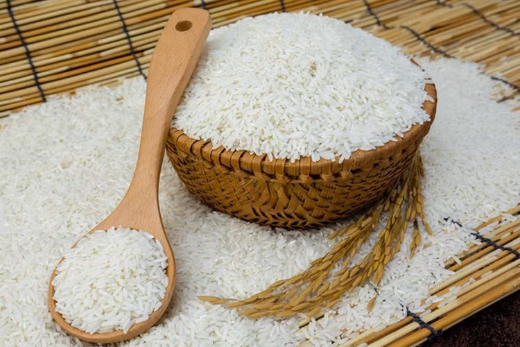 Gạo trắng được dùng phổ biến trong bữa cơm của người Việt. Gạo trắng được dùng phổ biến trong bữa cơm của người Việt.