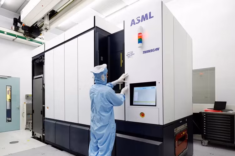 ASML là nhà sản xuất máy in thạch bản cực tím (EUV) duy nhất trên thế giới có thể đáp ứng các yêu cầu đúc chip tiên tiến. Ảnh Vietnamnet ASML là nhà sản xuất máy in thạch bản cực tím (EUV) duy nhất trên thế giới có thể đáp ứng các yêu cầu đúc chip tiên tiến. Ảnh Vietnamnet