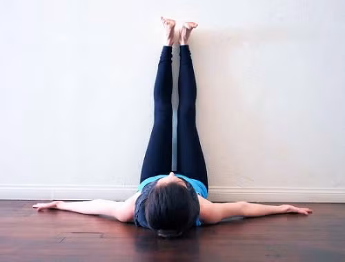 Đặt chân lên tường giúp giảm đau bụng kinh. Ảnh minh họa