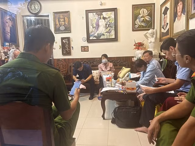 Lực lượng chức năng kiểm tra nơi khám chữa bệnh của ông Thọ và bà Thu. Ảnh: Sở Y tế TP HCM