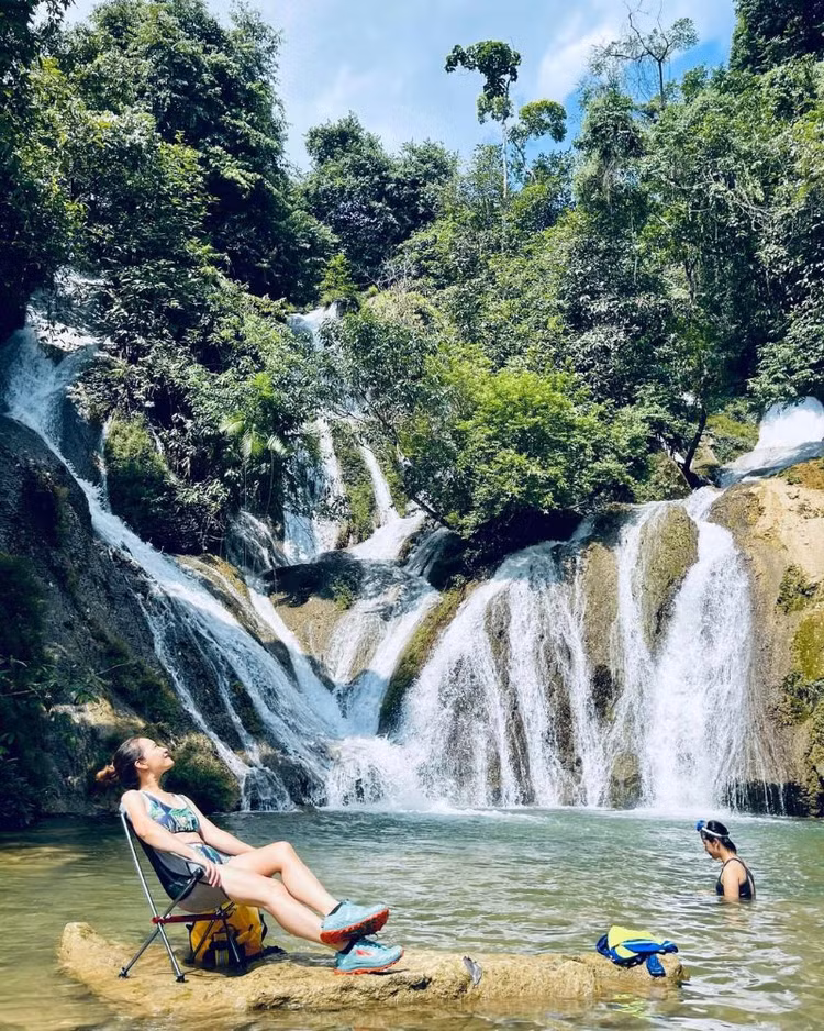 Giữa những tầng xanh thăm thẳm của rừng, dòng thác liên tục đổ xuống trắng xóa từ độ cao hàng chục mét. Dòng nước mát lạnh, trong vắt xua tan đi cái nóng bức mùa hè. Do có chiều dài lớn, du khách muốn khám phá được hết các tầng thác sẽ trekking trong một ngày với rất nhiều hoạt động như: đi bộ theo con thác, khám phá lòng thác, tắm ở các chân vực, thưởng thức bữa ăn giữa dòng nước mát… Ảnh Mia.vn Giữa những tầng xanh thăm thẳm của rừng, dòng thác liên tục đổ xuống trắng xóa từ độ cao hàng chục mét. Dòng nước mát lạnh, trong vắt xua tan đi cái nóng bức mùa hè. Do có chiều dài lớn, du khách muốn khám phá được hết các tầng thác sẽ trekking trong một ngày với rất nhiều hoạt động như: đi bộ theo con thác, khám phá lòng thác, tắm ở các chân vực, thưởng thức bữa ăn giữa dòng nước mát… Ảnh Mia.vn