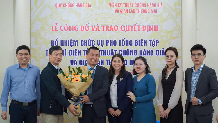 Ban Biên tập, biên tập viên, phóng viên Tạp chí chụp ảnh cùng tân Phó Tổng Biên tập. Ban Biên tập, biên tập viên, phóng viên Tạp chí chụp ảnh cùng tân Phó Tổng Biên tập.