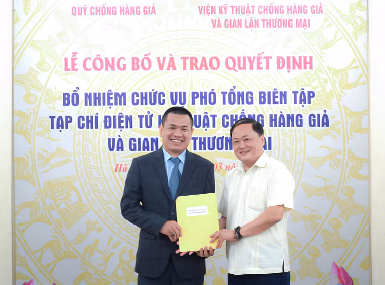 Viện trưởng Viện Kỹ thuật Chống hàng giả và Gian lận thương mại Phạm Lộc Ninh trao quyết định bổ nhiệm Nhà báo Trần Mạnh Hùng giữ chức vụ Phó Tổng Biên tập Tạp chí. Viện trưởng Viện Kỹ thuật Chống hàng giả và Gian lận thương mại Phạm Lộc Ninh trao quyết định bổ nhiệm Nhà báo Trần Mạnh Hùng giữ chức vụ Phó Tổng Biên tập Tạp chí.