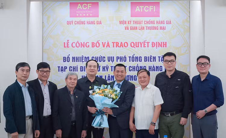Chủ tịch Hội đồng Quản lý Quỹ Chống hàng giả, lãnh đạo Viện chúc mừng tân Phó Tổng Biên tập. Chủ tịch Hội đồng Quản lý Quỹ Chống hàng giả, lãnh đạo Viện chúc mừng tân Phó Tổng Biên tập.