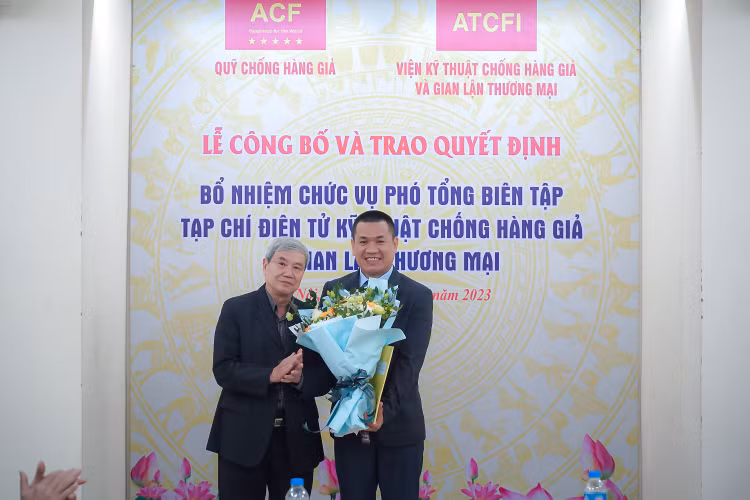 Tổng Biên tập Nguyễn Đình Nhã tặng hoa chúc mừng tân Phó Tổng Biên tập Tạp chí. Tổng Biên tập Nguyễn Đình Nhã tặng hoa chúc mừng tân Phó Tổng Biên tập Tạp chí.