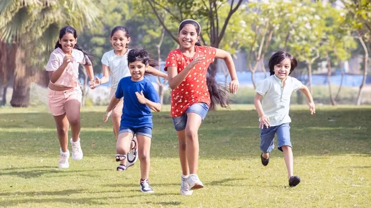 Cách phòng tránh sốc nhiệt khi trẻ chơi thể thao ngoài trời, phụ huynh cần biết. Ảnh minh họa
