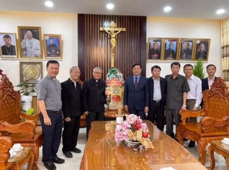 Đại diện UBND tỉnh Đắk Nông gửi lời chúc tốt đẹp đến các chức sắc và toàn thể bà con giáo dân nhân dịp Giáng. Đại diện UBND tỉnh Đắk Nông gửi lời chúc tốt đẹp đến các chức sắc và toàn thể bà con giáo dân nhân dịp Giáng.