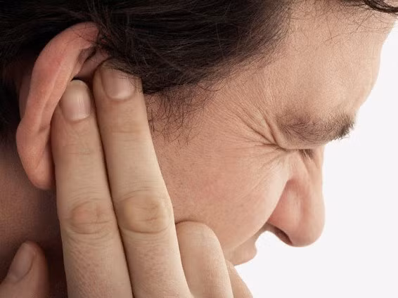 Thói quen tưởng vô hại nhưng là "thủ phạm" gây viêm tai, giảm thính lực. Ảnh minh họa