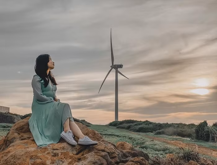 "Cột quạt gió Phong Điện" là tên mà người dân địa phương thường sử dụng để chỉ ba cột quạt gió khổng lồ được xây dựng trên đảo Phú Quý nhằm tạo ra nguồn điện để phục vụ cho cuộc sống sinh hoạt của cư dân địa phương trên đảo. Tọa lạc giữa không gian yên tĩnh của thiên nhiên tại bãi cỏ rộng lớn màu xanh ngát, với tầm nhìn toàn cảnh về biển cả bao la, Phong Điện đã trở thành một địa điểm sống ảo độc đáo tại đảo Phú Quý. Với phông nền ấn tượng như vậy, địa điểm này mang đến một bộ ảnh với phong cách Châu Âu đậm nét. Ảnh luhanhvietnam "Cột quạt gió Phong Điện" là tên mà người dân địa phương thường sử dụng để chỉ ba cột quạt gió khổng lồ được xây dựng trên đảo Phú Quý nhằm tạo ra nguồn điện để phục vụ cho cuộc sống sinh hoạt của cư dân địa phương trên đảo. Tọa lạc giữa không gian yên tĩnh của thiên nhiên tại bãi cỏ rộng lớn màu xanh ngát, với tầm nhìn toàn cảnh về biển cả bao la, Phong Điện đã trở thành một địa điểm sống ảo độc đáo tại đảo Phú Quý. Với phông nền ấn tượng như vậy, địa điểm này mang đến một bộ ảnh với phong cách Châu Âu đậm nét. Ảnh luhanhvietnam