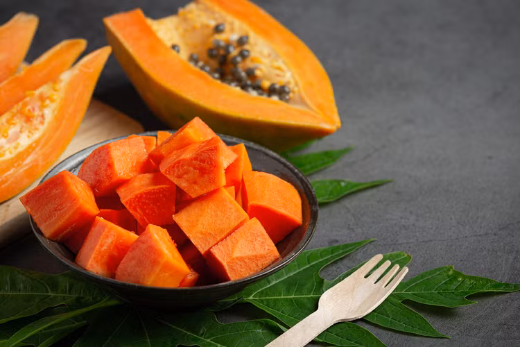 Đu đủ tính mát, vị ngọt, nhiều nước, vitamin, ít Kali và là một trong những loại trái cây mà người bệnh suy thận có thể sử dụng. Bạn có thể dùng đu đủ chín ăn giải nhiệt mỗi ngày hoặc dùng đu đủ sống để làm gỏi, trộn salad với các món ăn khác. Ngoài ra, có thể làm sinh tố đu đủ chín để dễ sử dụng hơn. Ảnh Internet