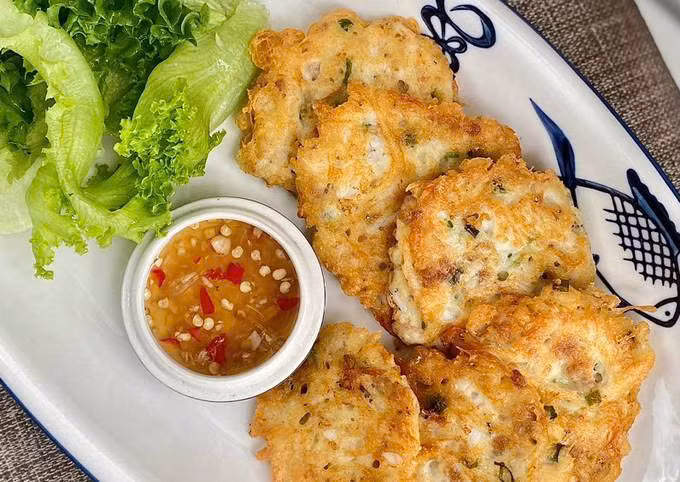 Hỗ trợ giảm cân và tăng cơ: Cá cơm chứa một lượng protein đáng kể và lượng calo thấp, vì vậy đây được xem là món ăn lý tưởng trong thực đơn giảm cân. Tiêu thụ cá cơm sẽ làm mức độ protein tăng lên, từ đó tạo ra cảm giác no và ngăn chặn việc ăn quá nhiều. Đồng thời, cung cấp nguồn dinh dưỡng dồi dào, có lợi cho sức khỏe mà không làm tăng thêm calo. Ngoài ra, thực phẩm này đặc biệt được khuyến khích cho quá trình phát triển cơ bắp. Đó là lý do tại sao cá cơm rất quan trọng đối với những người luyện tập các hoạt động thể chất và vận động viên. Ảnh Internet Hỗ trợ giảm cân và tăng cơ: Cá cơm chứa một lượng protein đáng kể và lượng calo thấp, vì vậy đây được xem là món ăn lý tưởng trong thực đơn giảm cân. Tiêu thụ cá cơm sẽ làm mức độ protein tăng lên, từ đó tạo ra cảm giác no và ngăn chặn việc ăn quá nhiều. Đồng thời, cung cấp nguồn dinh dưỡng dồi dào, có lợi cho sức khỏe mà không làm tăng thêm calo. Ngoài ra, thực phẩm này đặc biệt được khuyến khích cho quá trình phát triển cơ bắp. Đó là lý do tại sao cá cơm rất quan trọng đối với những người luyện tập các hoạt động thể chất và vận động viên. Ảnh Internet