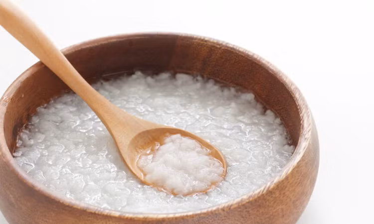 Cháo trắng: Cháo trắng (có thể kết hợp cùng đậu xanh) là món ăn chứa nhiều nước, dễ ăn và giúp người say rượu bổ sung lượng nước đã mất khi nôn, tiêu chảy,… Từ đó nhanh chóng lấy lại sự tỉnh táo sau cơn say.
