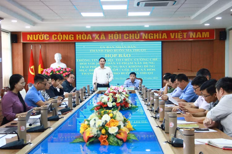 UBND TP Buôn Ma Thuột tổ chức họp báo về việc cưỡng chế hàng chục hộ dân xây nhà trái phép.