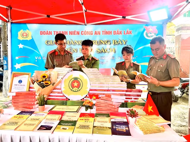 Đoàn Thanh niên Công an tỉnh Đắk Lắk tại Ngày Sách và Văn hóa đọc Việt Nam năm 2023.