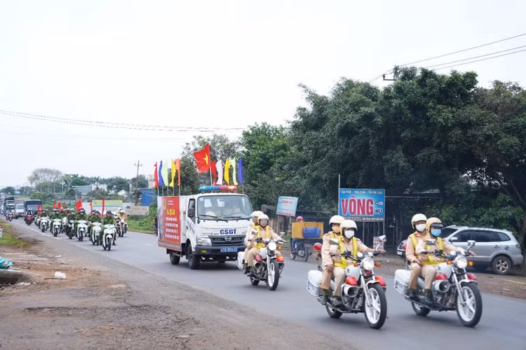 Công an huyện diễu hành trên các trục đường chính của huyện sau buổi Lễ ra quân.