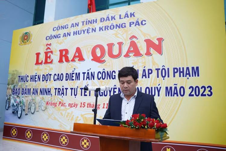 Đồng chí Y Djoang Niê - Phó Chủ tịch UBND huyện phát biểu chỉ đạo tại buổi lễ.