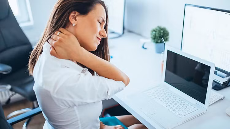 Đau mỏi vai gáy - Nỗi lo của dân văn phòng. Ảnh minh họa Đau mỏi vai gáy - Nỗi lo của dân văn phòng. Ảnh minh họa
