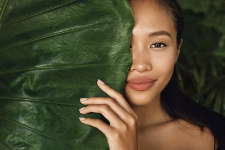Mỹ phẩm xanh ngày càng được ưa chuộng hơn vì tác động lành tính đối với làn da. Ảnh Internet
