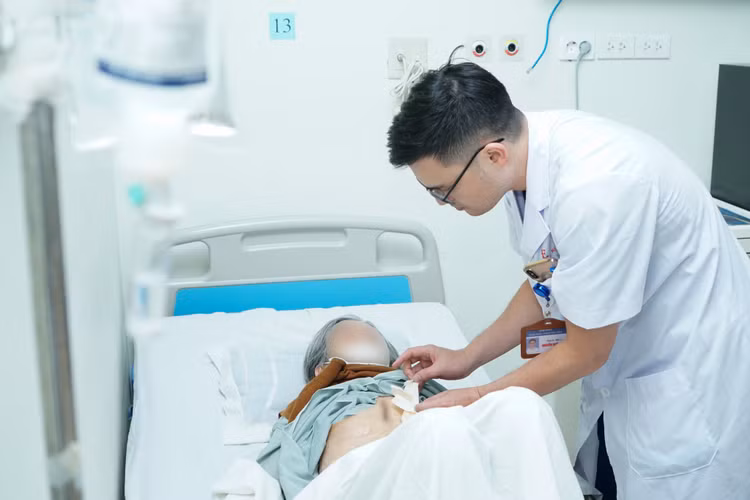 Cụ bà 88 tuổi, bị viêm ruột thừa kèm tràn dịch màng tim nguy kịch đã được các bác sĩ Bệnh viện E cứu sống. Ảnh: BVCC Cụ bà 88 tuổi, bị viêm ruột thừa kèm tràn dịch màng tim nguy kịch đã được các bác sĩ Bệnh viện E cứu sống. Ảnh: BVCC