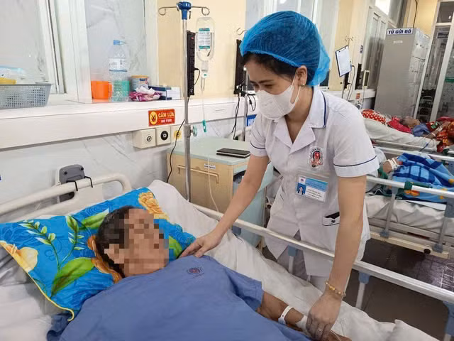Bác sĩ đang kiểm tra sức khỏe cho bệnh nhân. Ảnh BVCC