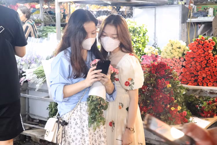 Nhiều bạn trẻ tranh thủ ghi lại những bức ảnh kỷ niệm giữa rừng hoa rực rỡ muôn màu sắc.