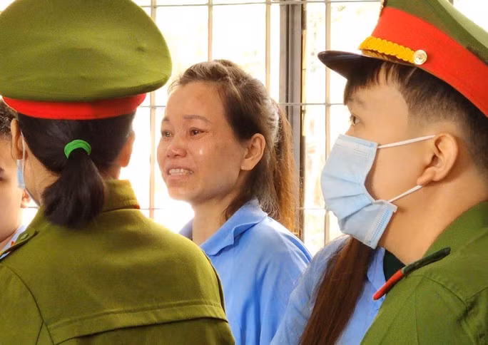 Những giọt nước mắt muộn màng của người phụ nữ giết chồng. Những giọt nước mắt muộn màng của người phụ nữ giết chồng.