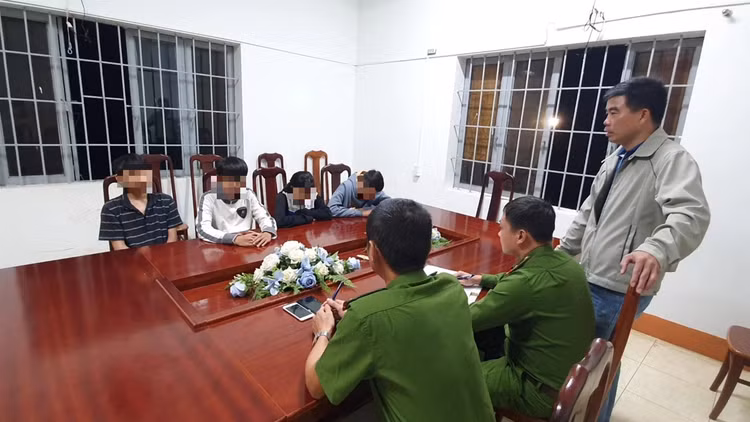 Nhóm thiếu niên thực hiện 10 vụ trộm tại cơ quan công an. Nhóm thiếu niên thực hiện 10 vụ trộm tại cơ quan công an.